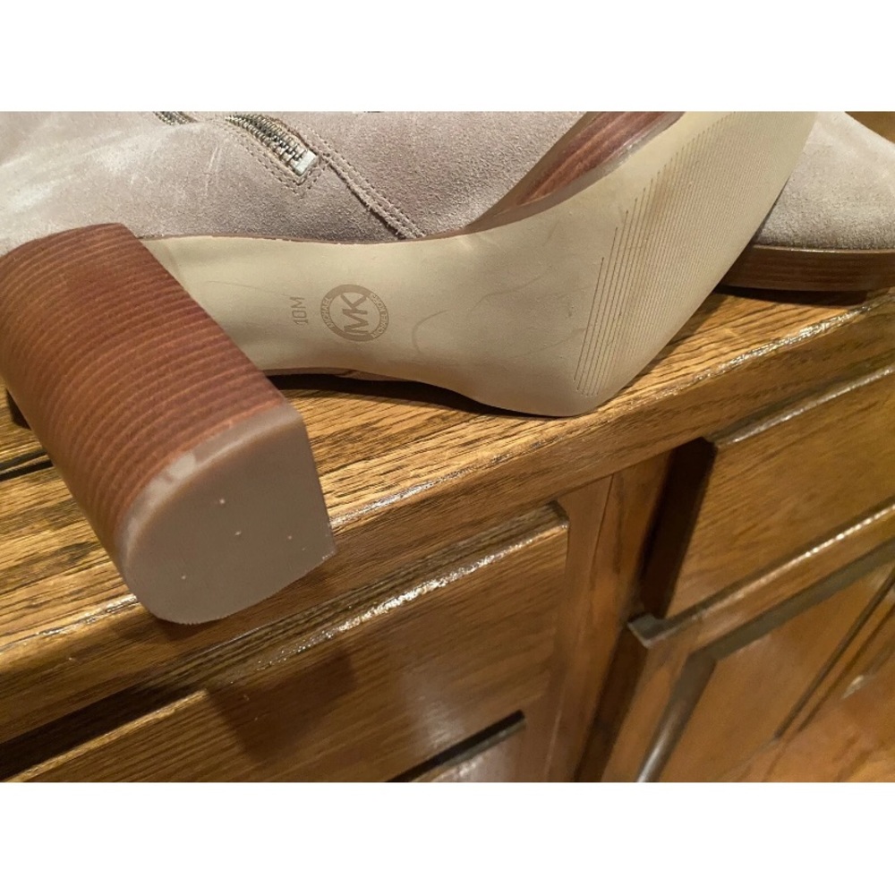 Michael Kors Elegant Beige Knee-High Women's Boots - Picture 5 of 16